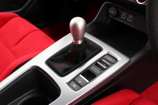 シフト・レバーを操作するという一連の動作はスポーツ・ドライビングの楽しみのひとつ