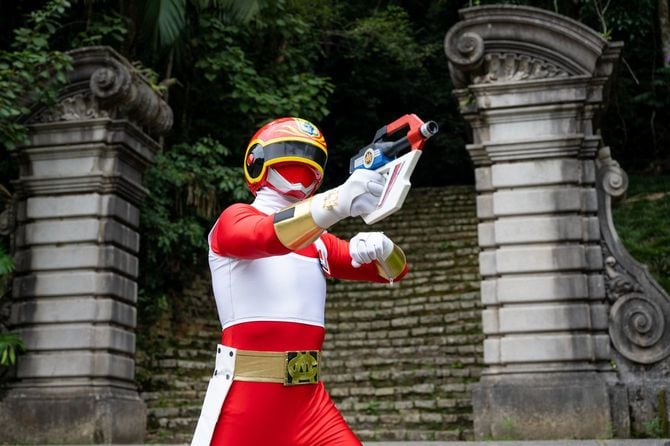 決めポーズを決めるツルギさん