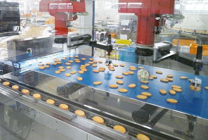 ラスクの選別にはドイツ・シューベルト社製のロボットを使っている。精度の高いスキャンで「サイズが小さい」というクレームに対応した