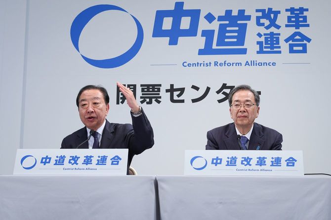 中道改革連合の開票センターで、記者会見する野田佳彦（左）、斉藤鉄夫両共同代表＝2026年2月9日未明、東京都港区