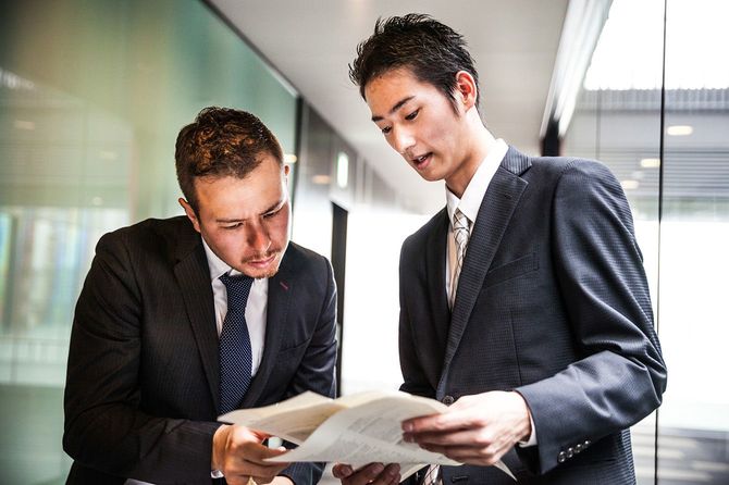 会話をしている2人