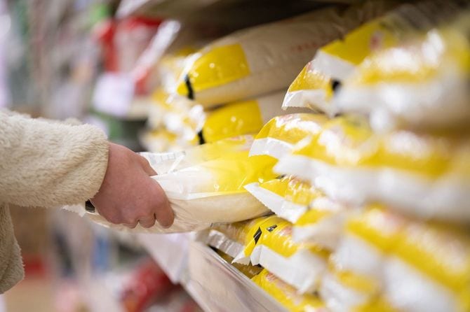 スーパーマーケットでお米を買う買い物客