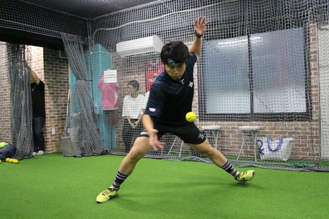 ベースボール5はゴムボールを素手で打ち、塁を狙っていく。