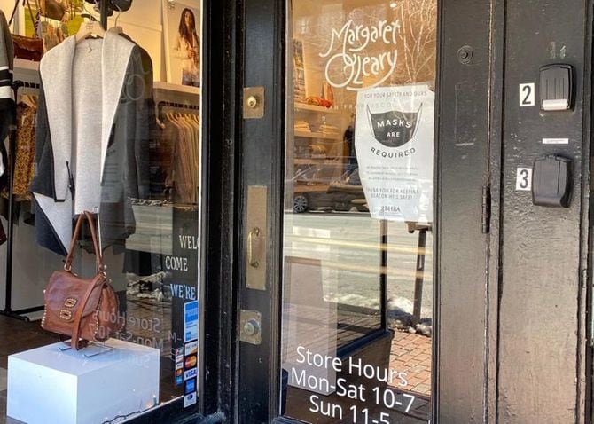 ブティックの入り口には“マスク着用”を義務付ける表示が