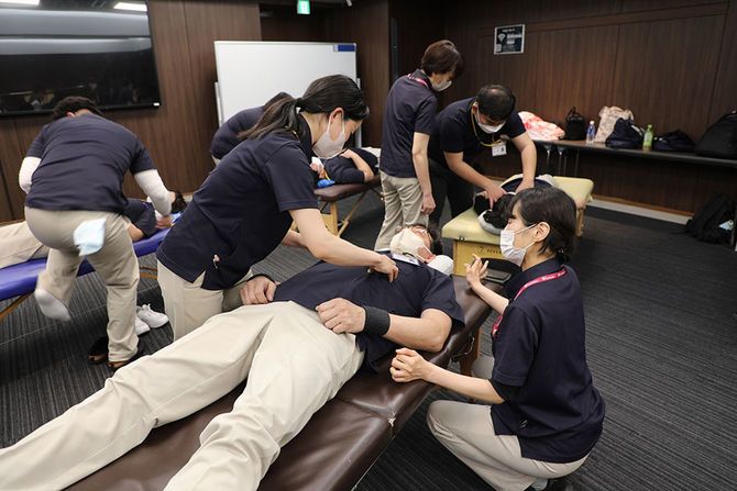 フレアスでの技術を磨く研修の様子