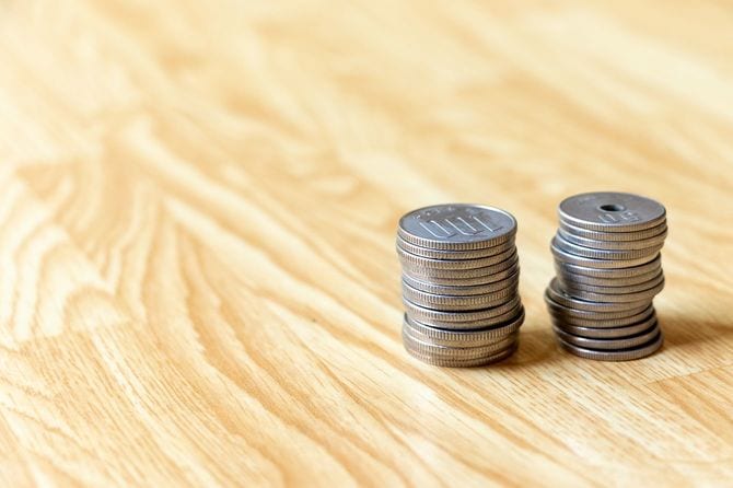 机の上に日本の100円硬貨と50円硬貨