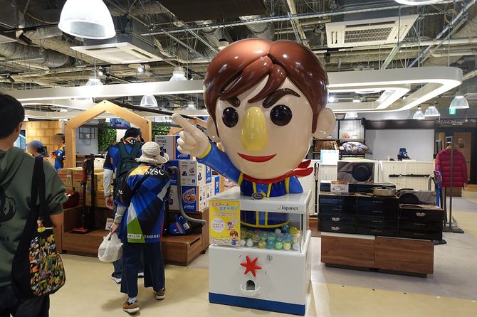 ジャパネットのイメージキャラクター「ミスターJ」。スタジアムシティ内の店舗に飾られている