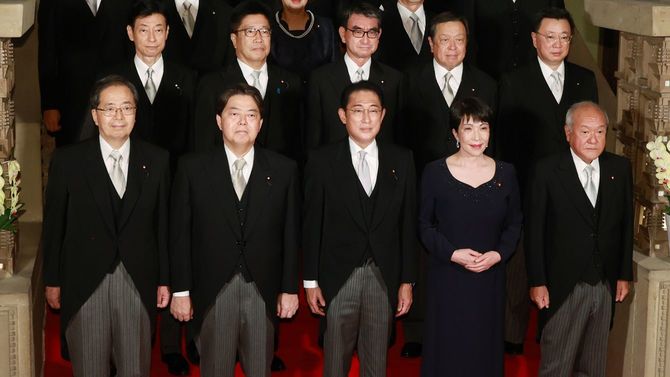 初閣議を終え、記念撮影に臨む岸田文雄首相（前列中央）と閣僚ら＝2022年8月10日午後、首相公邸