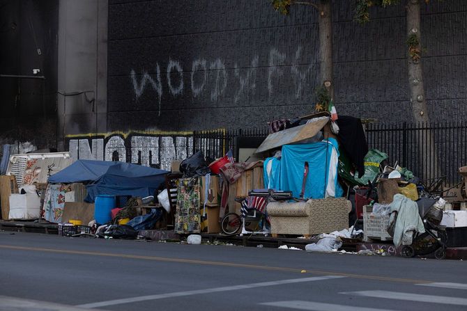 ロサンゼルス・ダウンタウンの路上にあるホームレスのテントや荷物