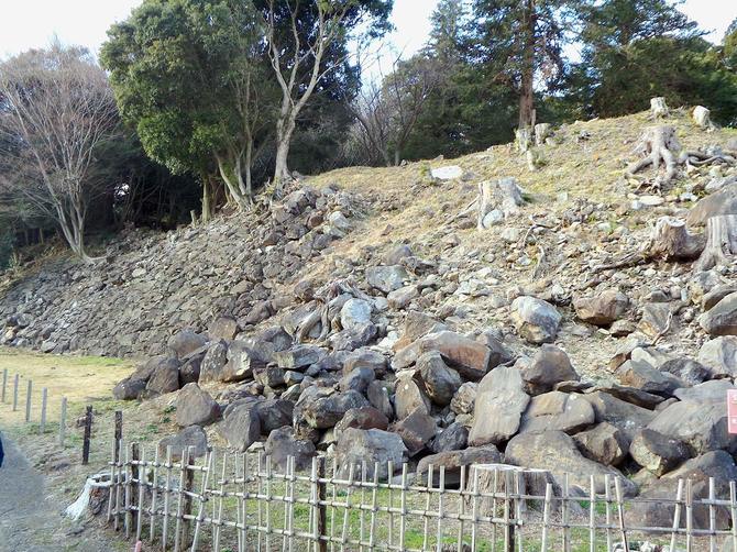 南曲輪から西曲輪にかけての石垣