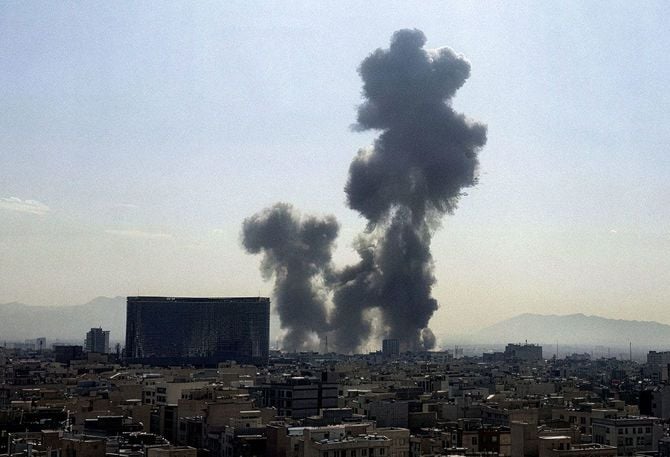 2026年2月28日、イランの首都テヘランにおいて前最高指導者アリ・ハメネイ師に関連する施設が攻撃された。