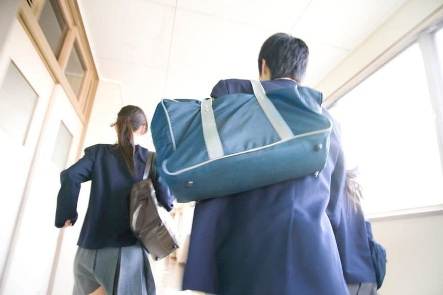 廊下を走る中学生