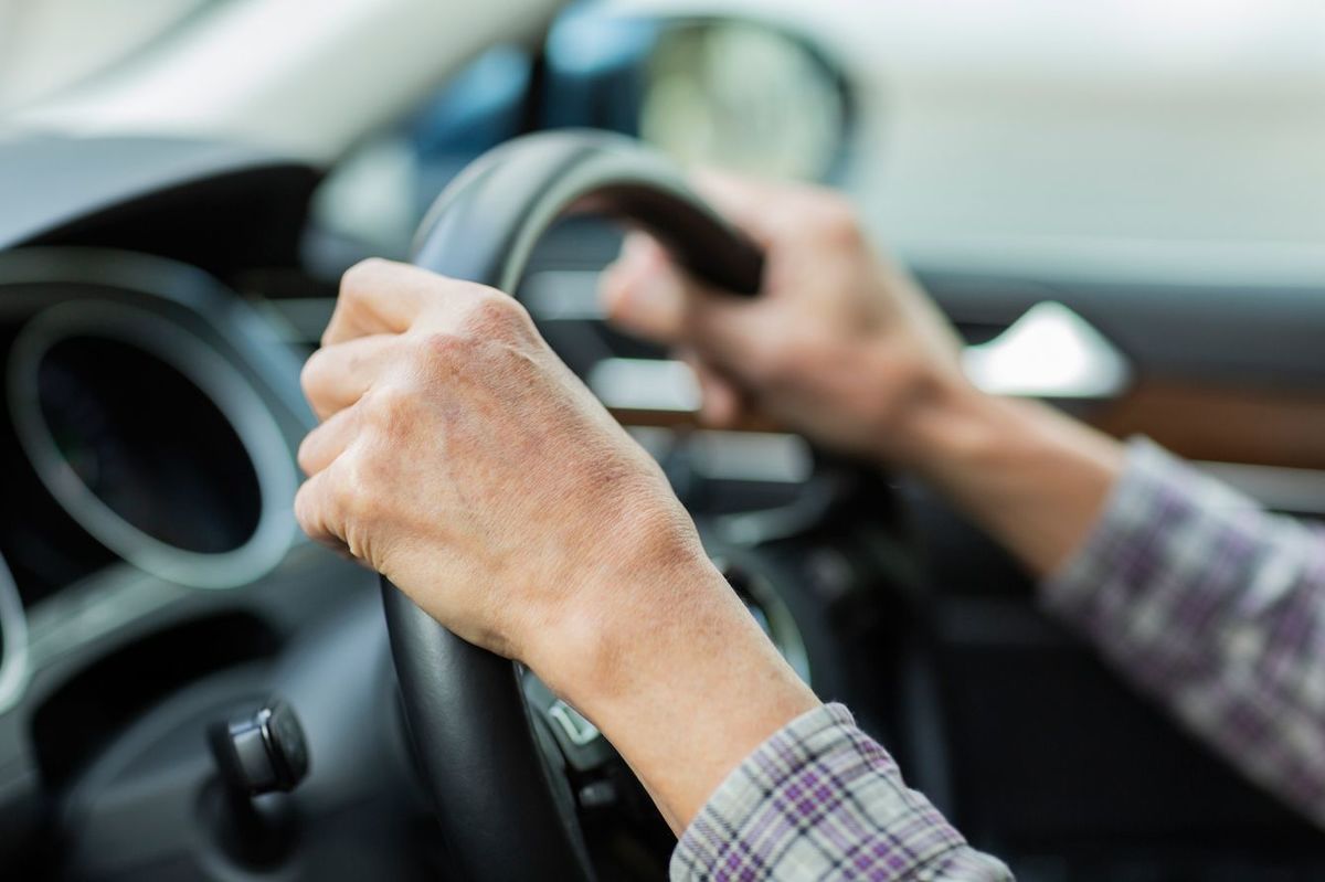 車を運転する老人