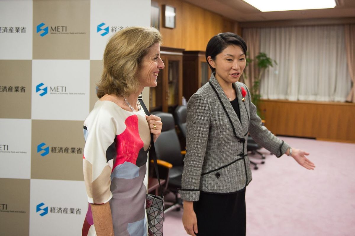 キャロライン・ケネディ駐日大使は2014年10月14日、千代田区の経済産業省で小渕優子経済産業大臣と会見