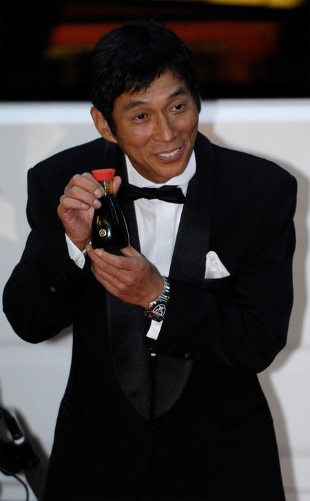 映画『ベガスの恋に勝つルール』（What happens in Vegas）の試写会でレッドカーペットに登場し、「しょうゆーこと？」をする明石家さんま（2008年8月6日、東京都千代田区の丸の内MY PLAZA）