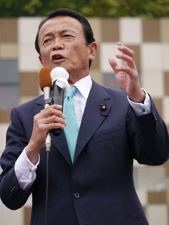 2016年6月、横浜・センター北駅前で街頭演説をする自民党・麻生太郎氏