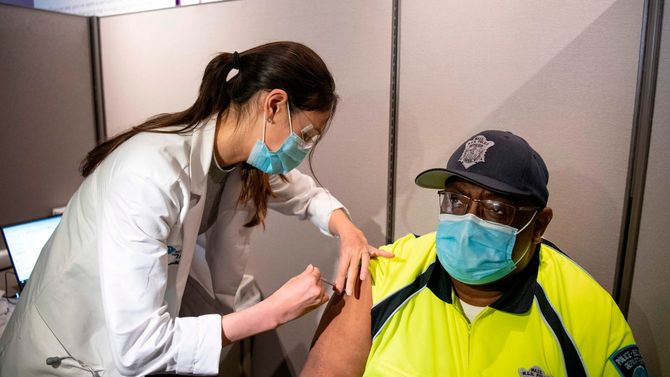 2020年12月16日にマサチューセッツ州ボストンでCovid-19ワクチンの接種を受けるMGH警察・警備担当のラリー・ワシントン氏