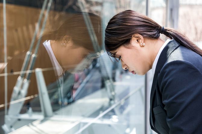 スーツを着たうなだれる女性