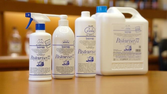 左から「ドーバー パストリーゼ77 500ml〈スプレーヘッド付き〉、800ml〈置き型ポンプボトル〉、1L〈スプレーヘッドなし〉、5L〈ポリ容器〉