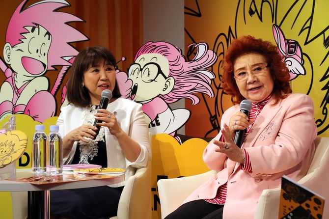 伊勢丹本店でトークショーに出席する声優の野沢雅子さん（右、悟空役）とアラレちゃん役の小山茉美さん、東京都新宿区、2017年5月2日