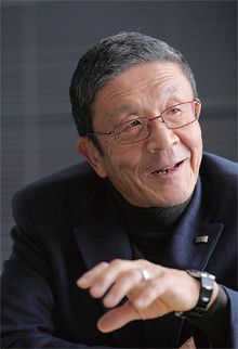 <strong>岩田弘三</strong> いわた・こうぞう●1940年、兵庫県生まれ。兵庫県立東神戸高校中退。65年神戸市に西洋料理店「レストランフック」を開業。72年ロック・フィールドを設立、社長に就任。2000年に東証・大証一部上場を果たした。同社の年間売上高は457億円(09年度)、店舗数は302(10年5月1日現在)。
