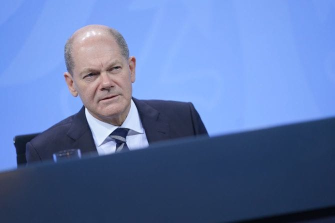 ドイツ連邦州の首長との会合の後、記者会見に臨むオラフ・ショルツ首相＝2021年12月9日