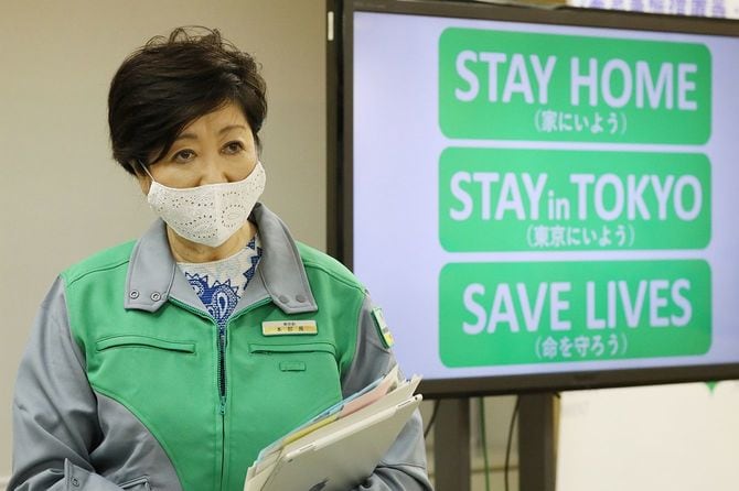 記者会見を終えて退出する東京都の小池百合子知事