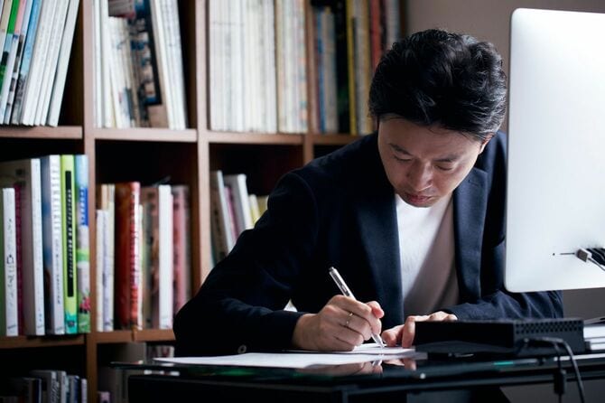自宅で勉強をするビジネスマン