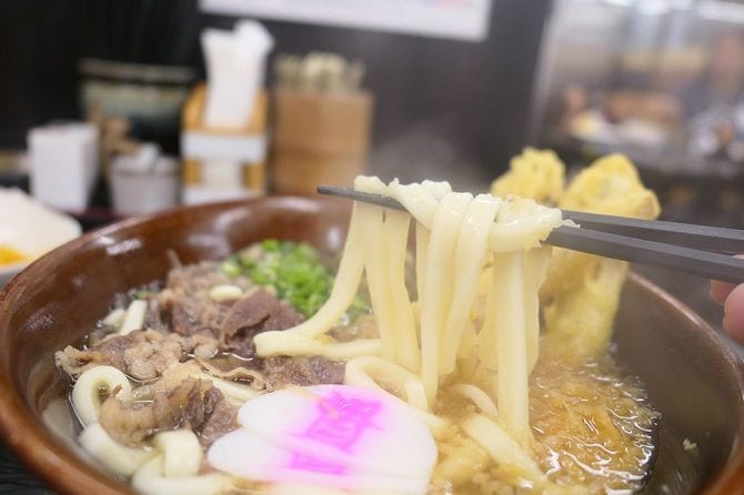 店内での製麺と多量に取るダシは、「資さん」の武器となっている