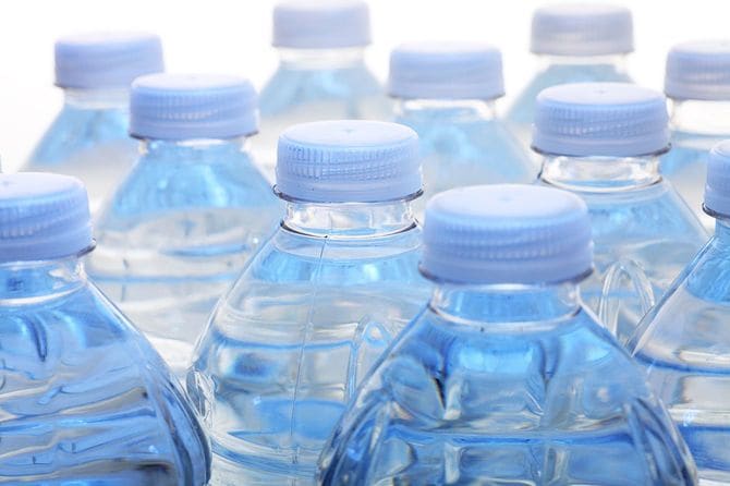水が入っているたくさんのペットボトル