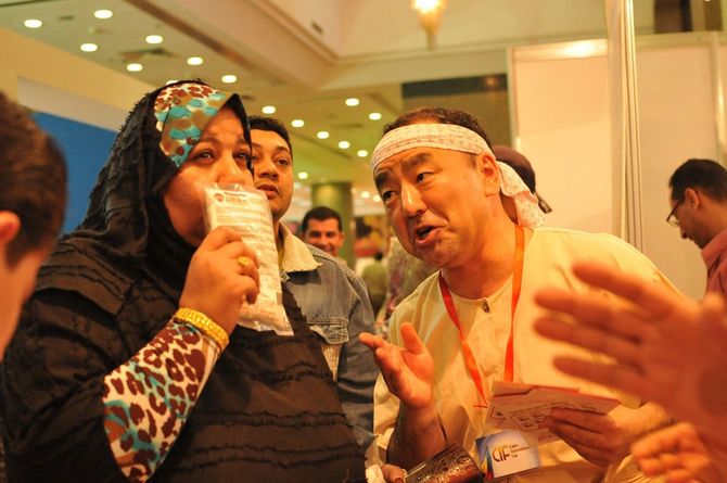 カイロ国際見本市でフーテンの寅の扮装で啖呵売をやる宇治弘晃氏