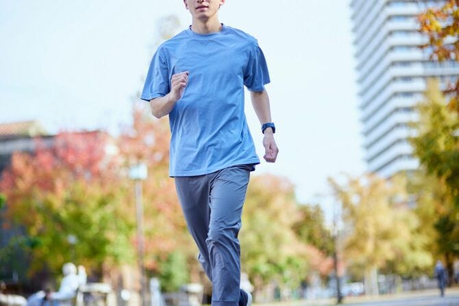 スポーツウェアを着た若い日本人男性