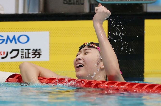 競泳女子100m自由形決勝を制し、喜ぶ池江璃花子選手=2022年8月31日、東京辰巳国際水泳場
