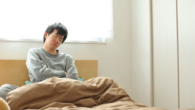 寝起きの日本人男性