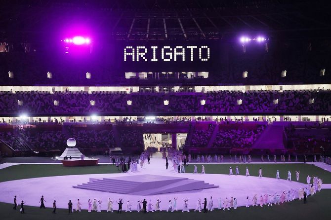 閉会式で表示された「ARIGATO」の文字＝2021年8月8日、東京・国立競技場