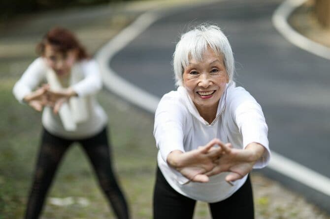 屋外でウォーミングアップするシニア女性