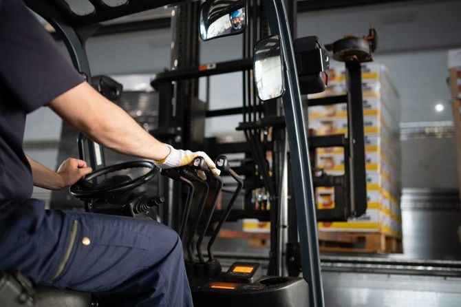 鋼材仕分けやフォークリフト作業に従事