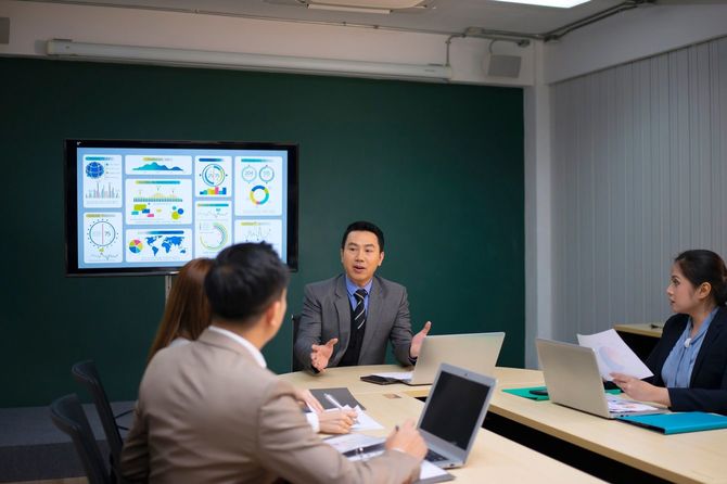 オフィスで会議をする従業員