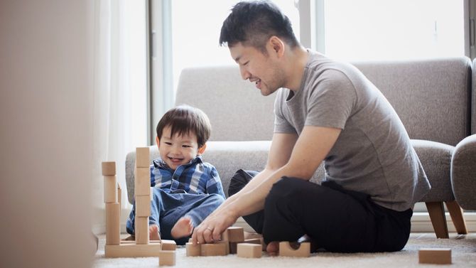 父と息子が一緒に積み木遊び