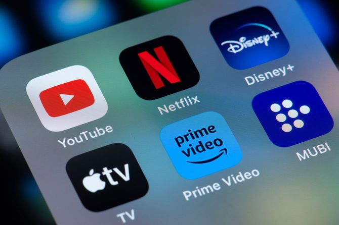 スマホの画面に並ぶYouTubeやNetflixなど動画配信サービスアプリのアイコン