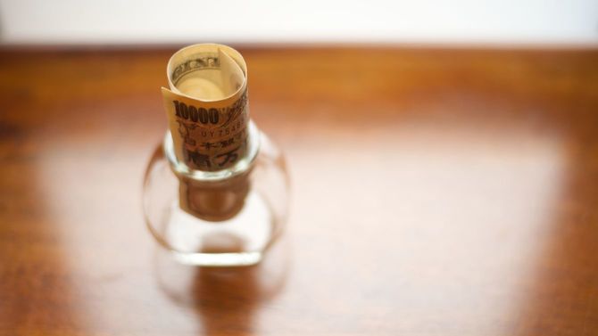 花瓶に挿した一万円札