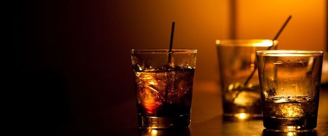 バーのカウンターに酒の入ったグラス