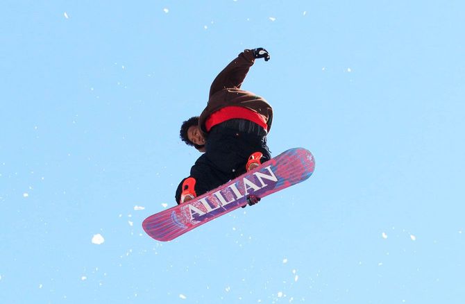 スノーボードをする関智晴さん