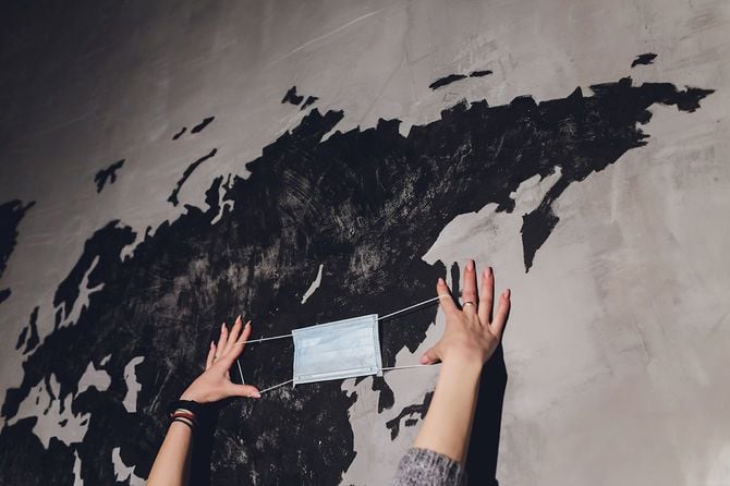 中国の地図を覆うN95マスク