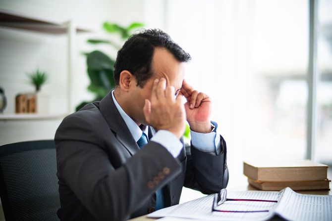 オフィスのデスクで仕事をする人のイメージ