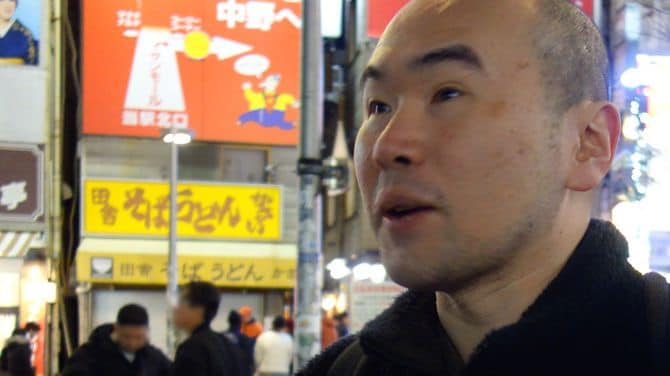 「気温4度を下回る寒空の中、相談者を待つ佐々木さん。この日は地方での寮付きの仕事が終わり、住まいも失い、所持金も尽きたという若者に会う予定だ」（2026年1月22日、東京・JR中野駅前）