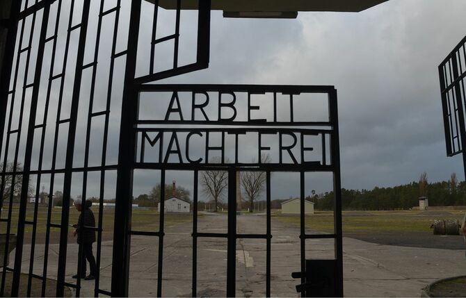 「働けば自由になる」と記されたザクセンハウゼン強制収容所の門