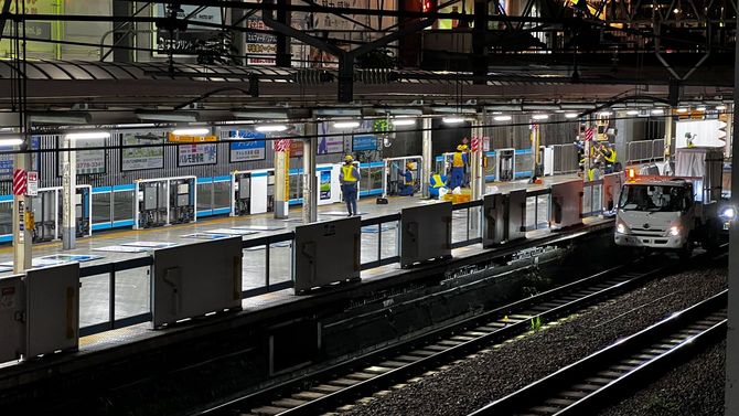 京浜東北線大井町駅で、2024年6月5日未明に行われたホームドアのメンテナンス工事