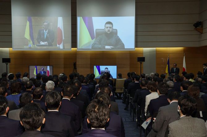 ウクライナのゼレンスキー大統領（画面右）のオンライン国会演説を前に、あいさつする細田博之衆院議長（同左）＝2022年3月23日、東京・永田町の衆院議員会館