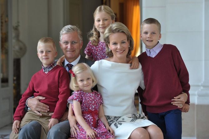 王子・王女に恵まれたフィリップ国王一家。後方で真ん中に立っているのがエリザベート王女（当時10歳）。2012年、ブリュッセル・ラーケン王宮で